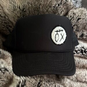 Kiss and hug trucker cap